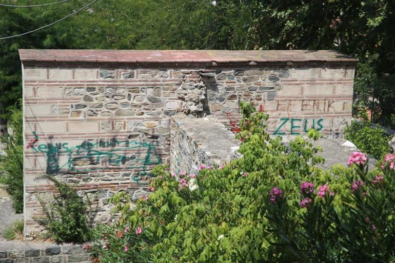 Tarihe saygısızlık Polisten kaçıyorlar, sonra yine geliyorlar