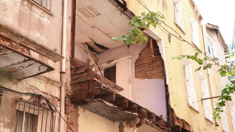 İstanbulda balkon çöktü