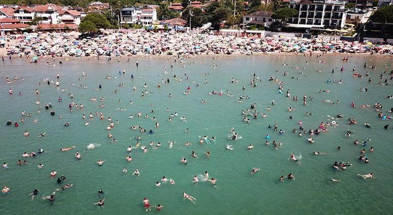 Burası ne Antalya ne de Akdeniz Binlerce kişi denize girdi