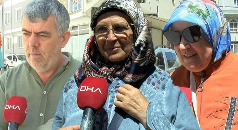 Evinin bulunduğu mahalledeki 4 sokağı günde 3 kez süpürüyor: Yerlere çok atmaya korkuyoruz