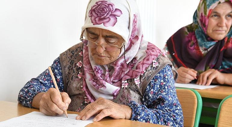 71 yaşında okuma yazmayı öğrendi Ödevlerini hiçbir zaman aksatmadı