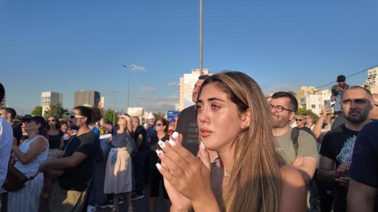 Binlerce kişi liman önünde toplandı Beyrut Limanındaki patlamada hayatını kaybedenler anıldı