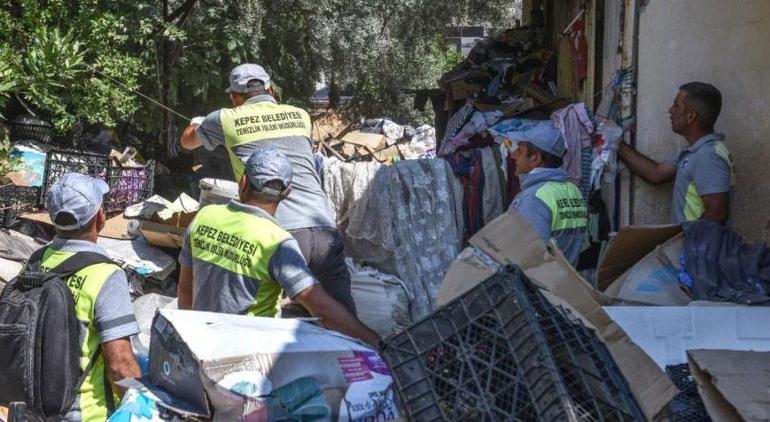 Ekipler şoke oldu 2 evden 12 kamyon çöp çıkarıldı