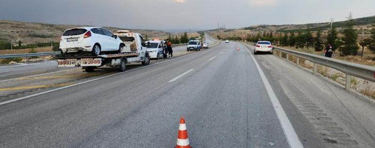 Otomobilinin kırılan parçalarını toplamak istedi... Feci son