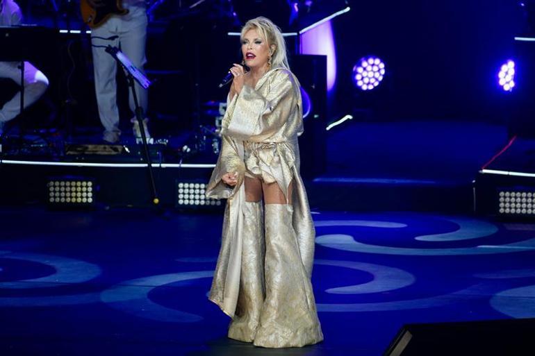 Ajda Pekkan, Harbiye Açıkhavada konser verdi Kıyafeti dikkat çekti