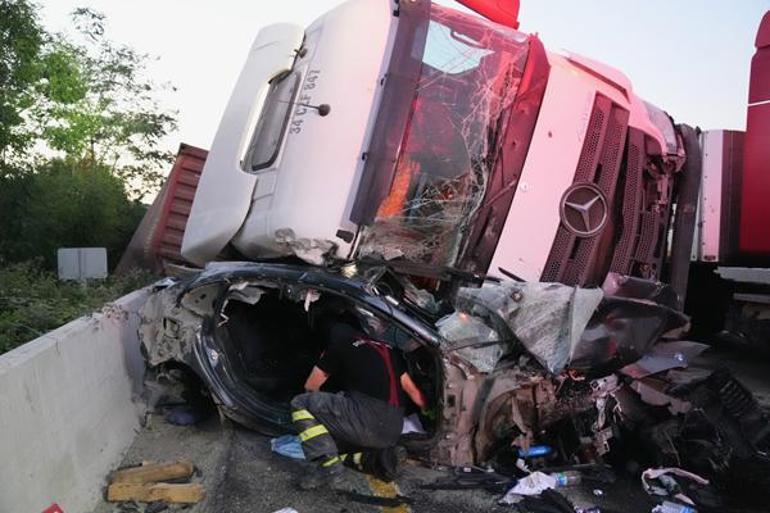 TIRın altında kalan araçtan bu halde çıktı İnanılmaz anlar