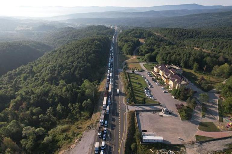 TIRın altında kalan araçtan bu halde çıktı İnanılmaz anlar