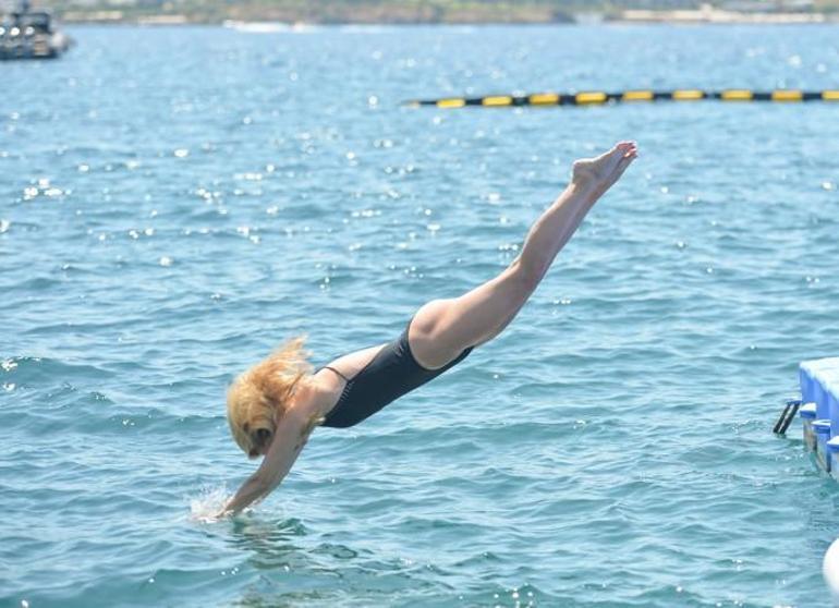 Yıllara meydan okuyor Emine Ün, fiziğiyle gençlere taş çıkarttı