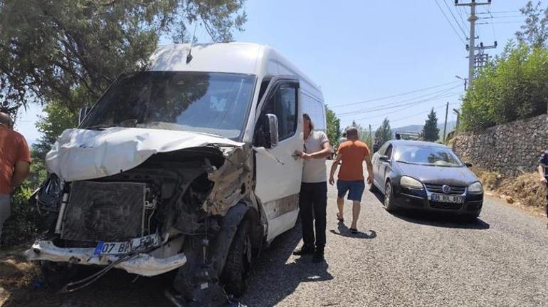 Antalyada feci kaza Safari aracı tur minibüsüne çarptı: Yaralı turistler var