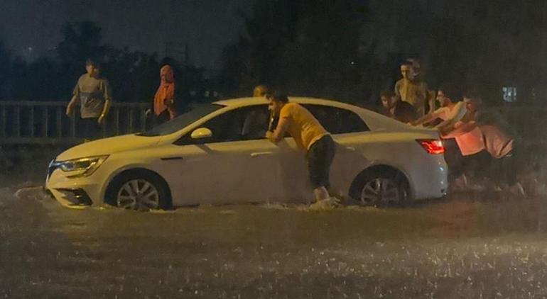 Rizede sağanak Sokaklar göle döndü, mahsur kalan otomobili vatandaşlar itti