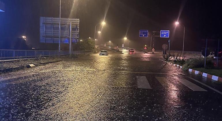 Rizede sağanak Sokaklar göle döndü, mahsur kalan otomobili vatandaşlar itti