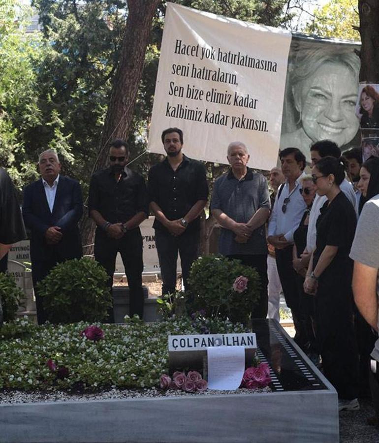 Çolpan İlhan doğum gününde mezarı başında anıldı Benim bir geçmişim var, bir de hiç geçmemişim