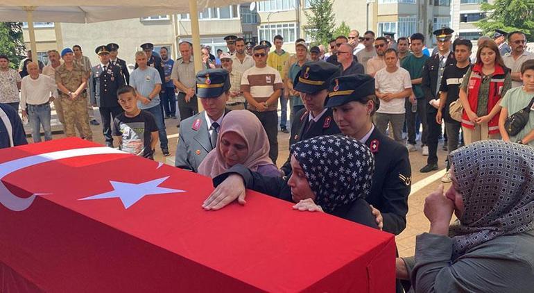 Binlerce kişi Şehit Astsubay Kalazı son yolculuğuna uğurladı