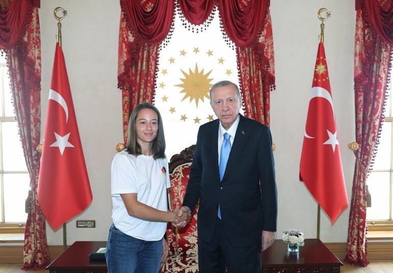 Cumhurbaşkanı Erdoğan milli tenisçi Zeynep Sönmezi kabul etti