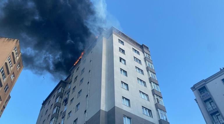 İstanbulda 13 katlı binanın çatısında yangın