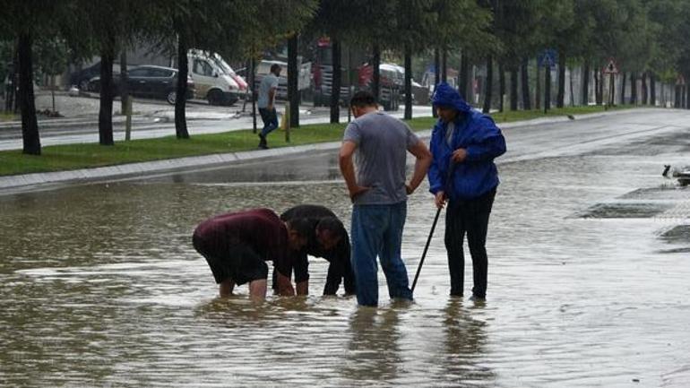 Meteorolojiden 3 il için kuvvetli yağış uyarısı Ev ve iş yerlerini su bastı