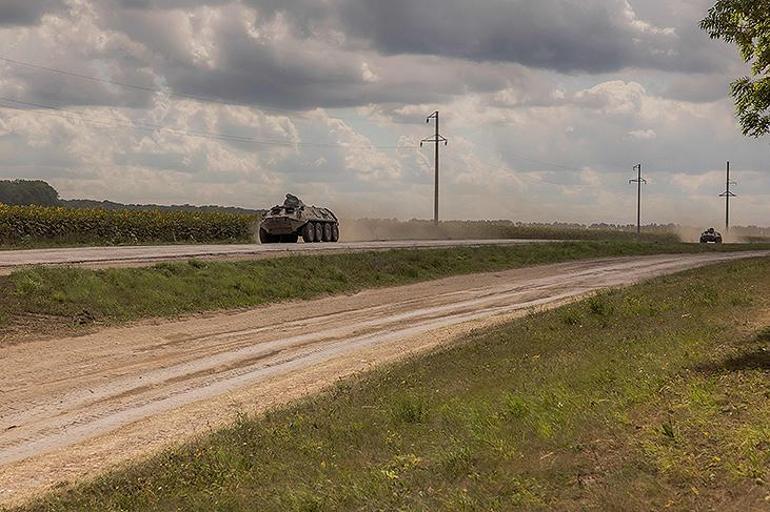 Rus askerler kendi topraklarında diz çöküp esir düştü