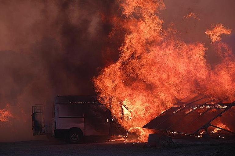 25 metrelik alevler, patlama sesleri duyuldu Yunanistan yardım çağrısında bulundu, Türk uçakları havalandı