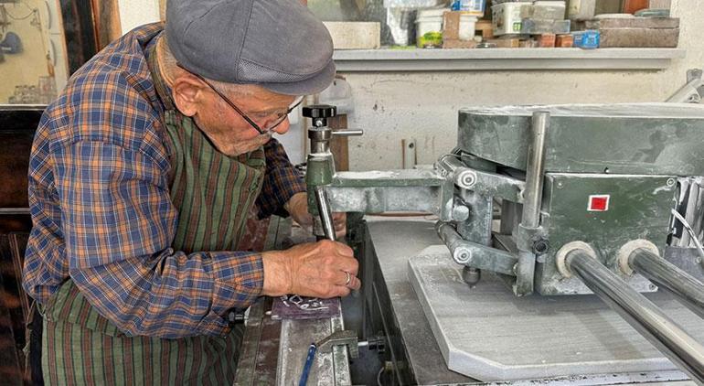 Gören hem ürküyor hem de şaşırıyor Kendisi için 2 ayrı mezar taşı yaptı