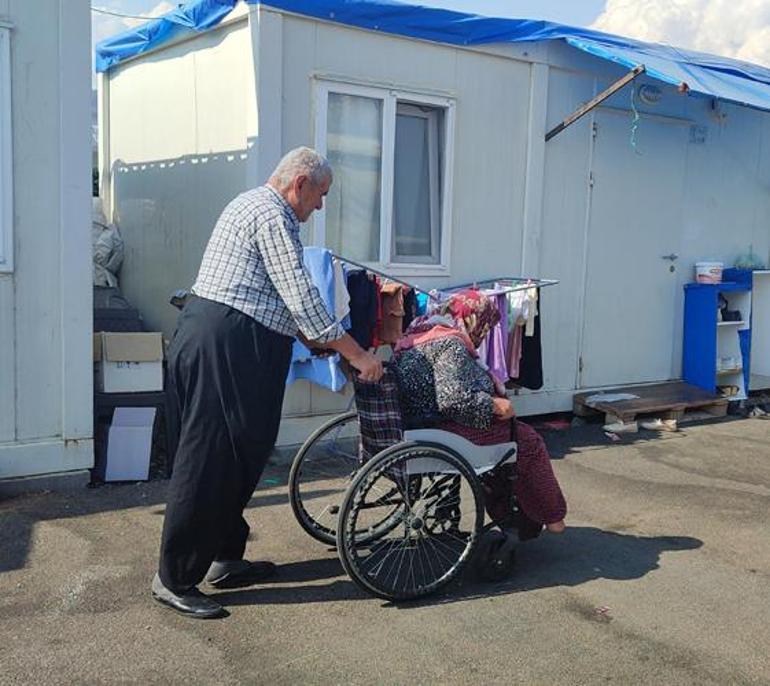 Depremde ayaklarını kaybeden eşine bebek gibi bakıyor