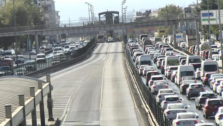 Metrobüs hattına Beyaz Yol çalışması... Dikkat Trafik kilit