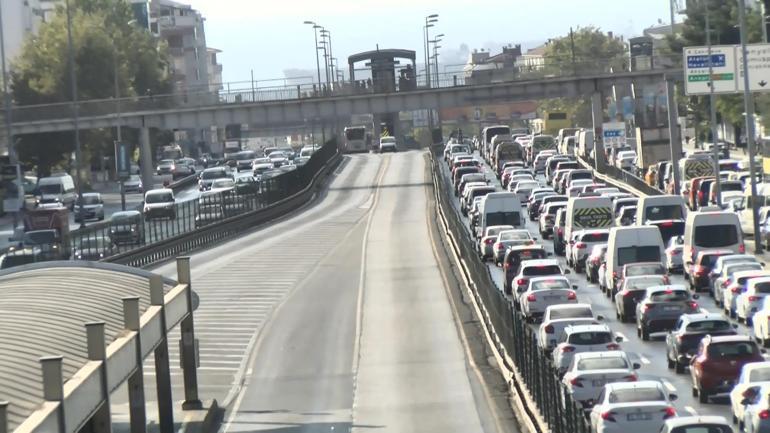 Metrobüs hattına Beyaz Yol çalışması... Dikkat Trafik kilit