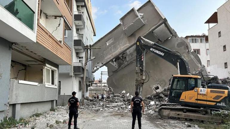 Yürekler ağza geldi Yıkımı yapılan bina başka bir binanın üzerine devrildi