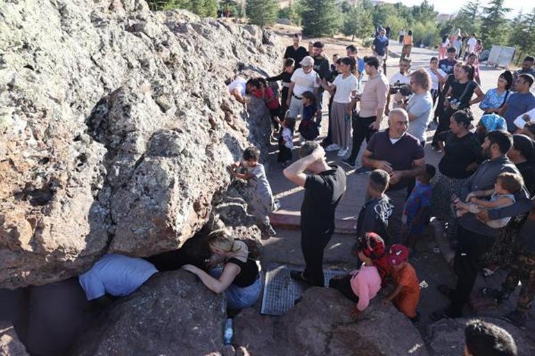 Delikli taştan geçmek için sıraya giriyorlar: Kötü insanları geçemez