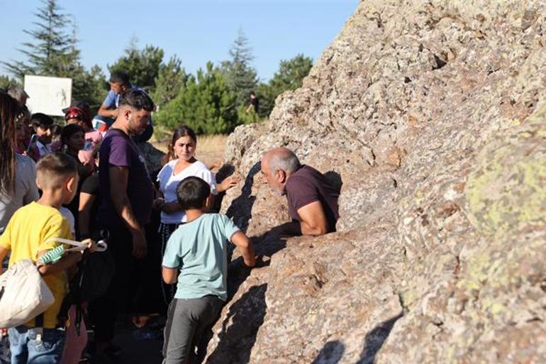 Delikli taştan geçmek için sıraya giriyorlar: Kötü insanları geçemez