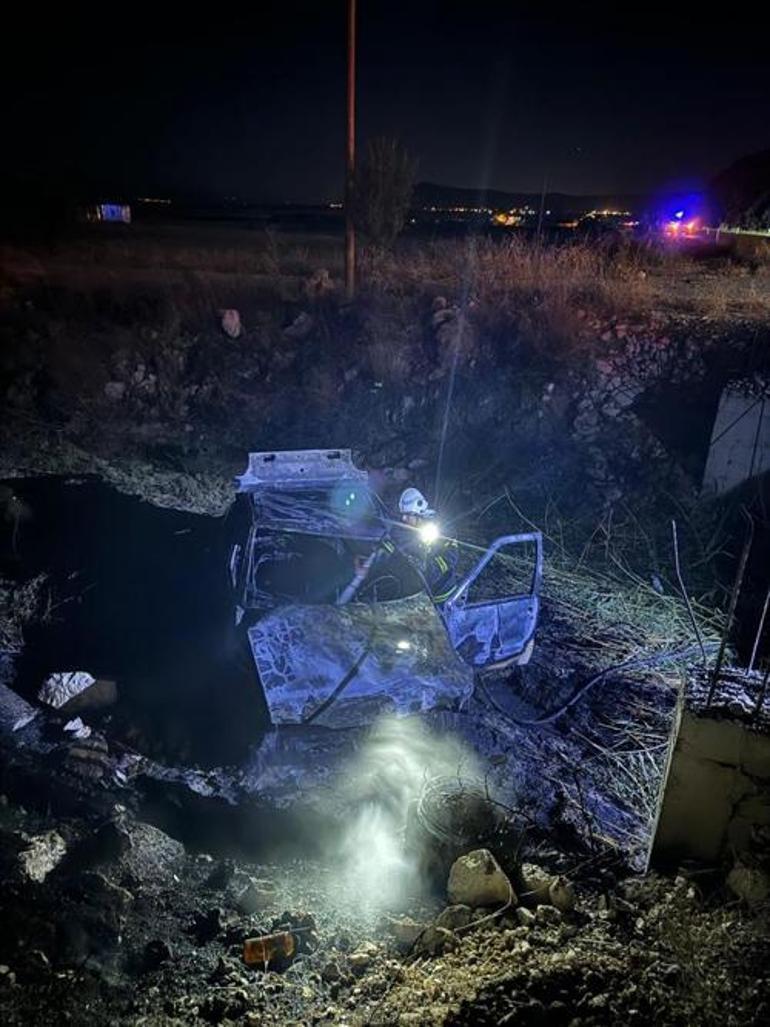 Korku dolu anlar Köprüden düşen otomobil kül oldu: Sürücü son anda kurtarıldı