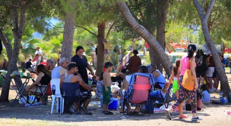 Hava sıcaklığı 40 dereceye ulaştı Binlerce kişi denize girdi