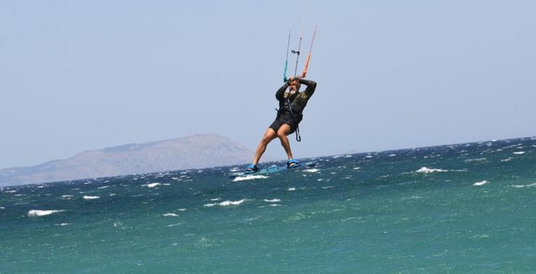 Selim Bayraktarın kitesurf keyfi Uçan adam