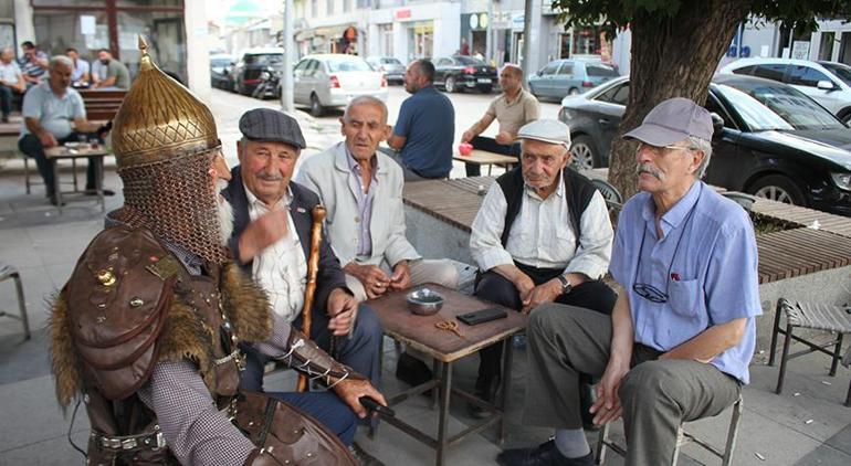 Giydiği savaş kıyafetleri ile Malazgirt ruhunu böyle yaşatıyor