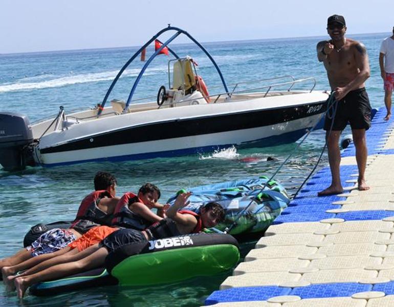 Emre Altuğ, Kuzey ve Uzay ile Çeşmede Çocuklarıyla su sporları yaptı