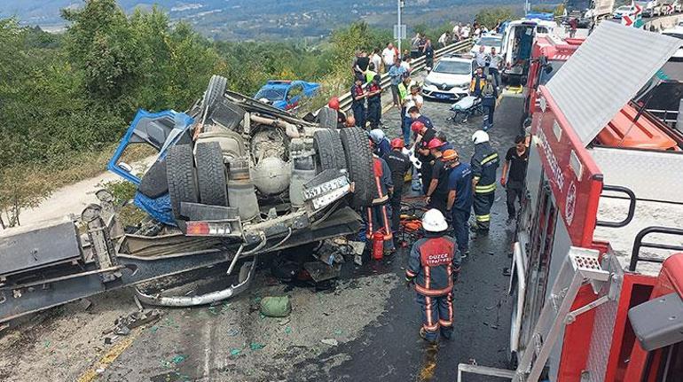 Bolu Dağı geçişinde TIR, otomobili sürükleyerek devirdi: 3 ölü, 1 yaralı