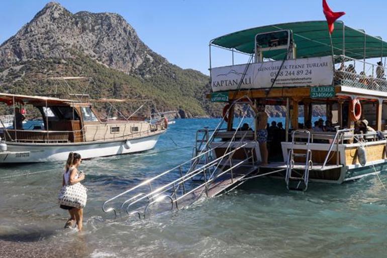 Türkiyenin Maldivlerinde tekne işgali: Yüzecek yer kalmadı