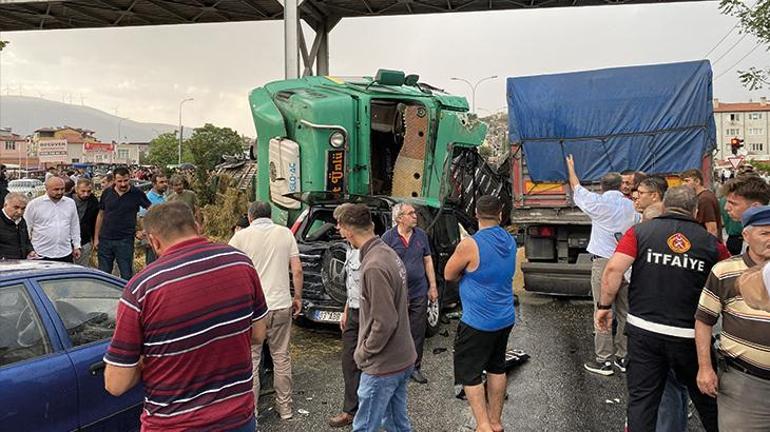 Afyonkarahisarda TIR faciaya sebep oldu: 2 ölü, 12 yaralı