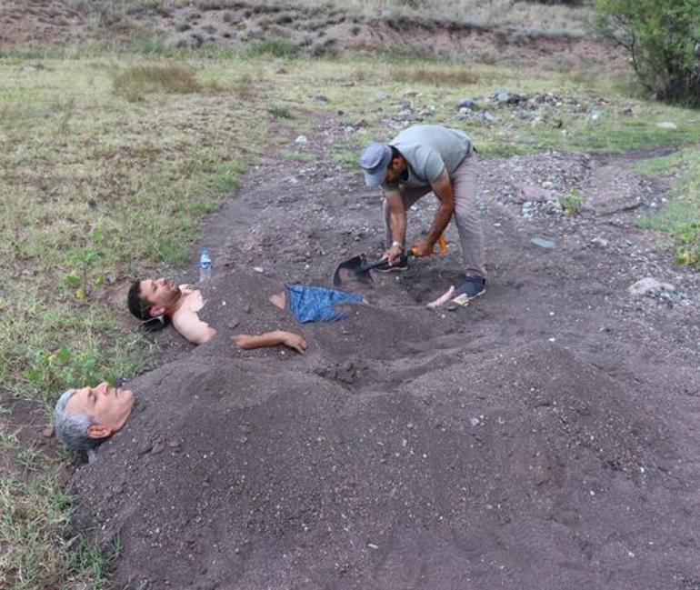 Şifayı kendilerini gömerek buluyorlar