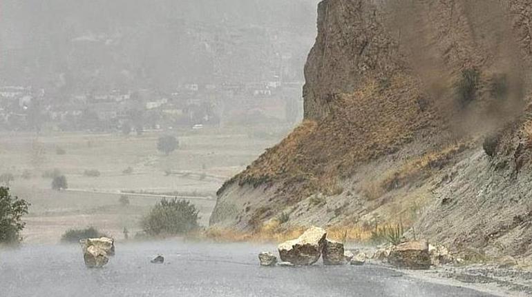 Kapadokyada sel felaketi Kayalar koptu araçlara zarar verdi