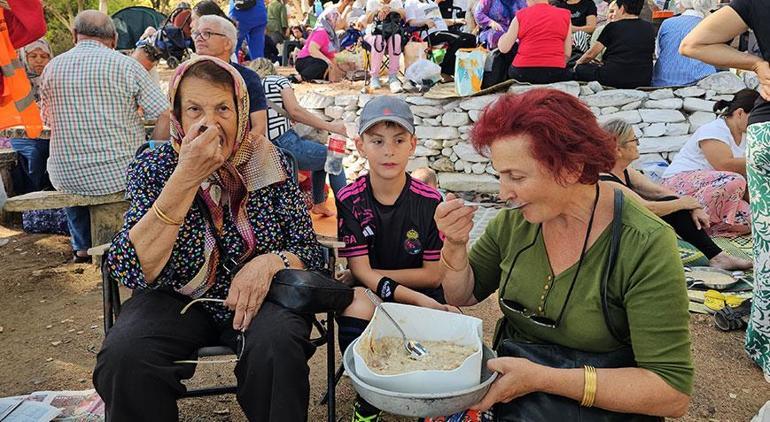 742 yıldır koca kazanlarda pişiriliyor: Binlerce kişi ellerinde tabak ve tencerelerle kente akın etti