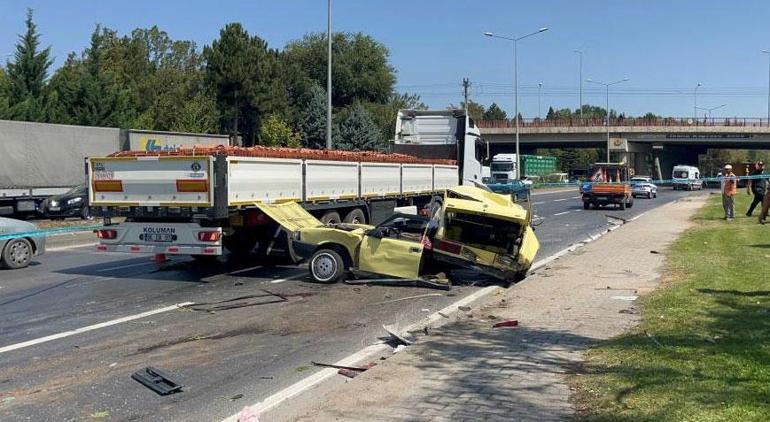 Otomobil ikiye bölündü Ölü ve yaralılar var