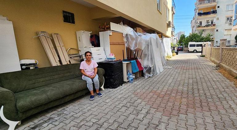 Evden çıkarılan kadın 12 gündür bahçede yatıyor