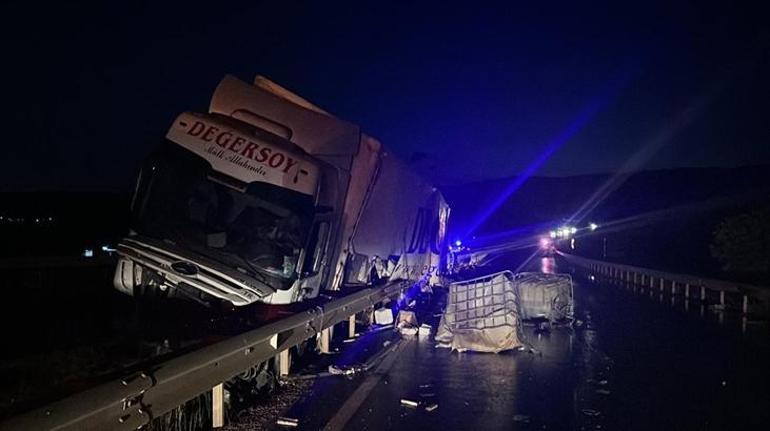 Sivasta feci kaza TIR bariyerlere çarptı içerisindeki 25 ton malzeme yola saçıldı