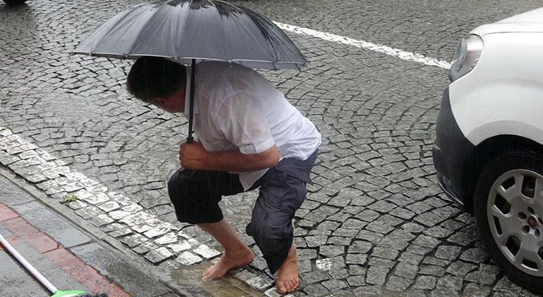 Meteoroloji saat verip uyarmıştı İstanbulda sağanak yağış etkili oldu