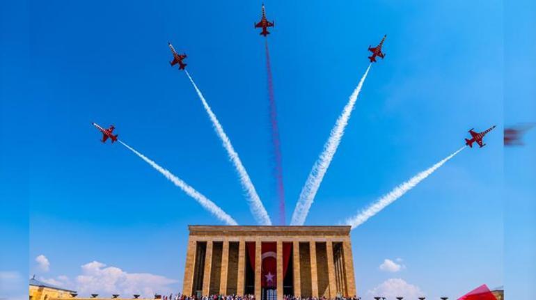 MSB paylaştı İşte Türk Yıldızlarının Anıtkabir saygı uçuşu öncesi yaptıkları telsiz konuşmaları