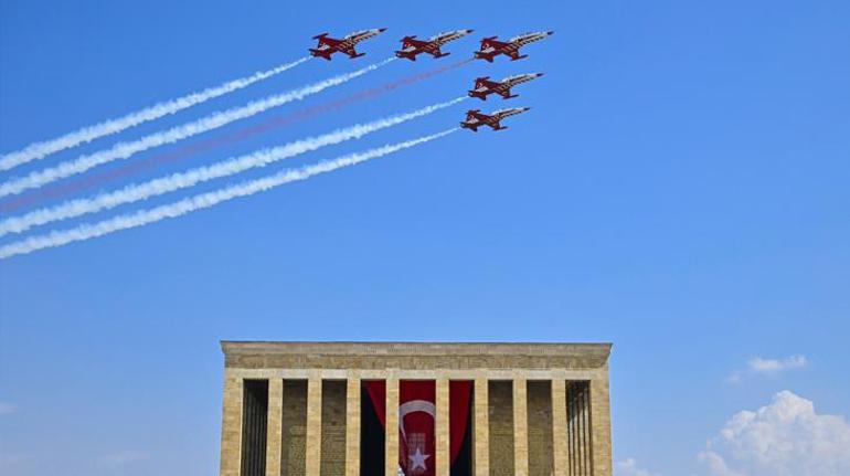 MSB paylaştı İşte Türk Yıldızlarının Anıtkabir saygı uçuşu öncesi yaptıkları telsiz konuşmaları