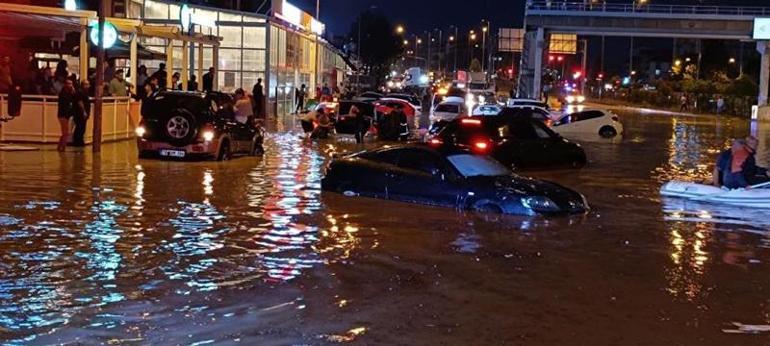 Karabükte sağanak yağış etkili oldu Vatandaşlar botlarla kurtarıldı