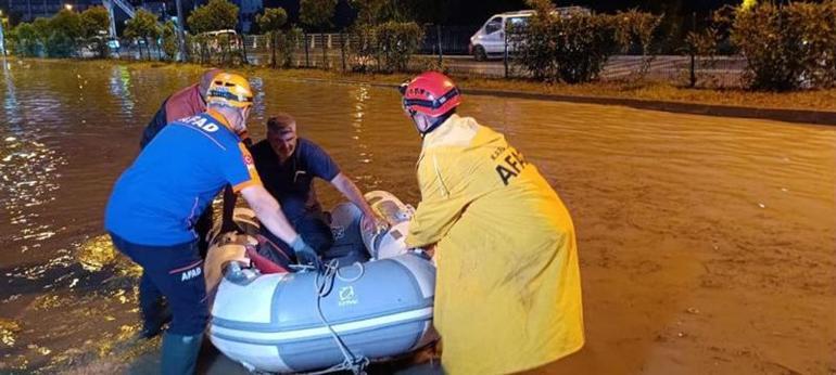 Karabükte sağanak yağış etkili oldu Vatandaşlar botlarla kurtarıldı