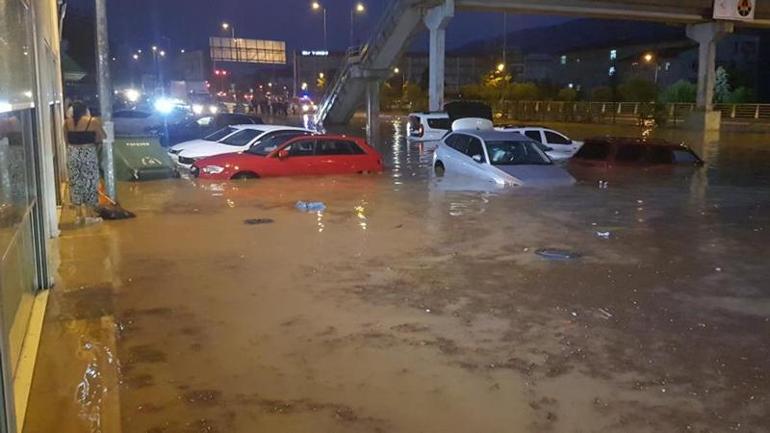 Karabükte sağanak yağış etkili oldu Vatandaşlar botlarla kurtarıldı