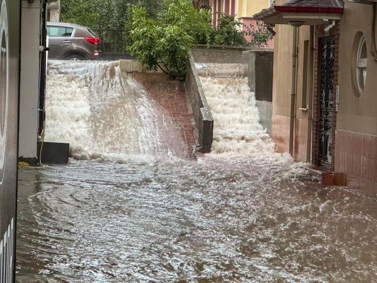 Uşakta sağanak yağış etkili oldu Vali son durumu açıkladı